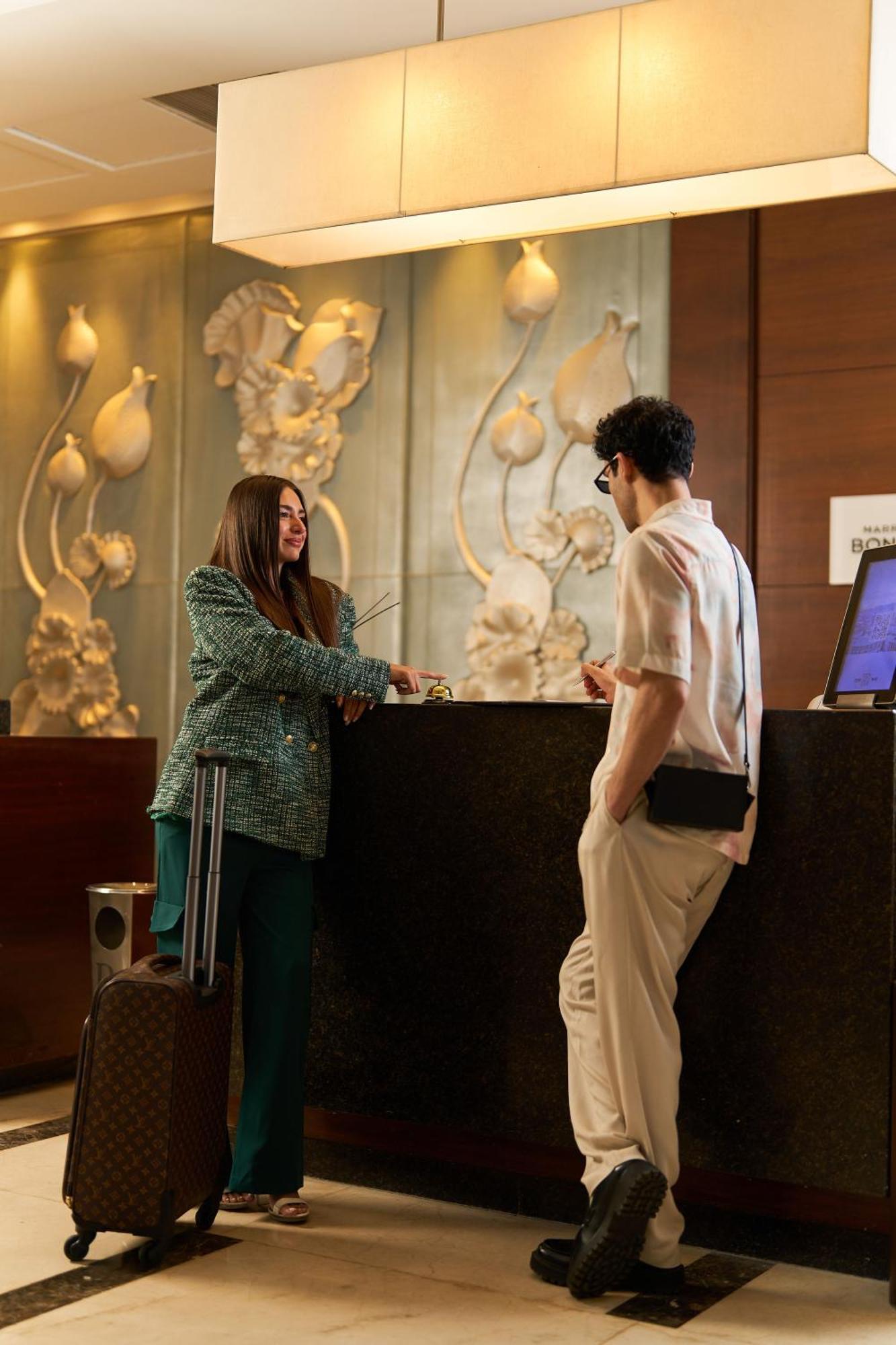 Renaissance Cairo Mirage City Hotel Exterior foto A hotel receptionist