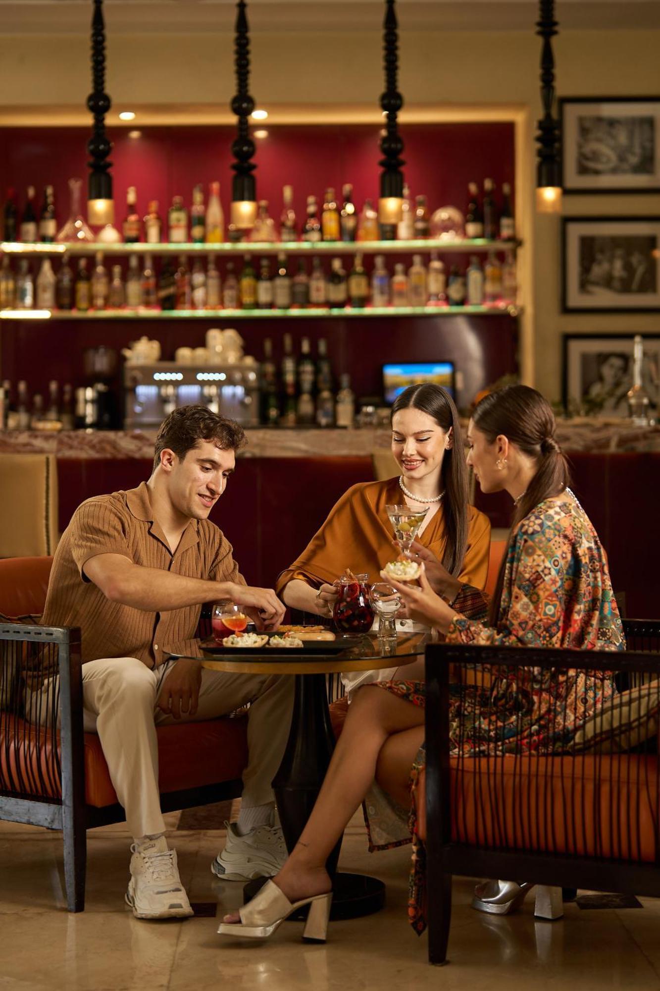 Renaissance Cairo Mirage City Hotel Exterior foto The bar at the hotel